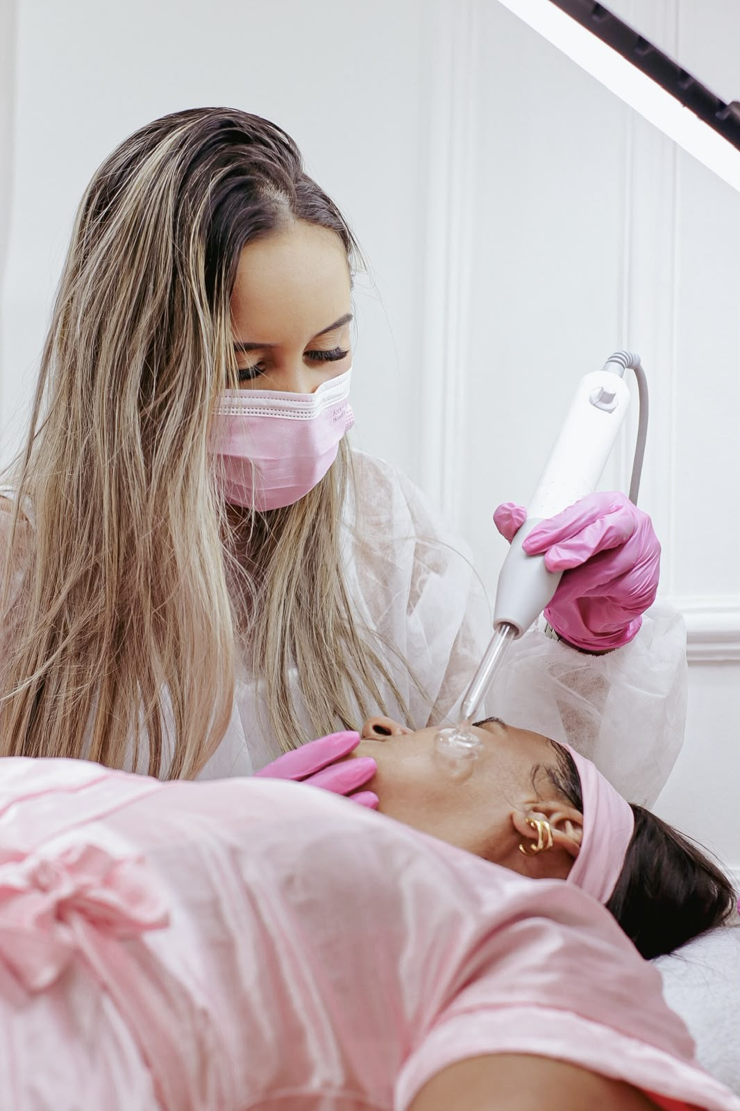 Procedimento de limpeza de pele sendo realizado